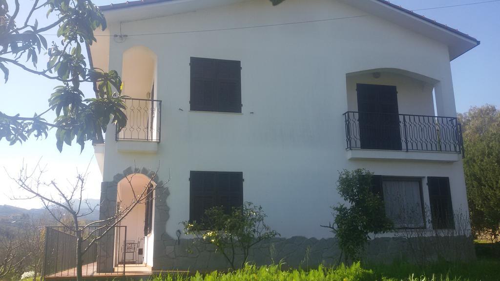 Ferienwohnung House In Caramagna Imperia Zimmer foto